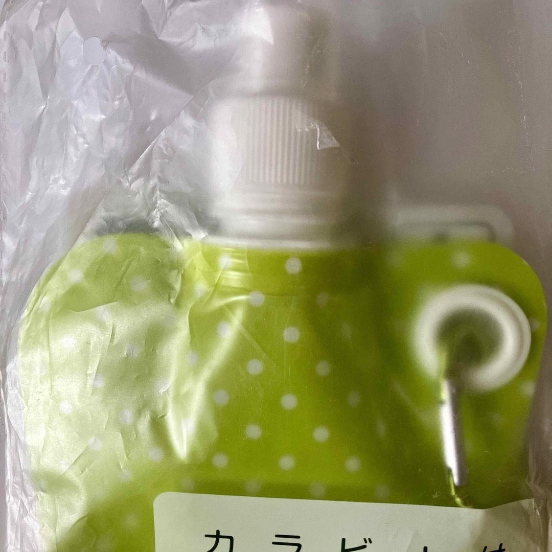 新品 カラビナ付き折り畳めるコンパクト携帯水筒ボトル 水分補給に 冷凍もOK キッズ/ベビー/マタニティの授乳/お食事用品(水筒)の商品写真