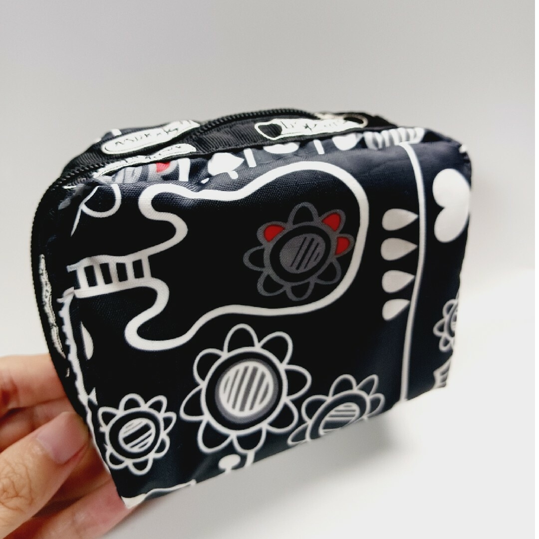 LeSportsac(レスポートサック)のレスポートサック　ポーチ　ブラック　黒 レディースのファッション小物(ポーチ)の商品写真