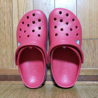 クロックス(crocs)のクロックス　レッド　23cm(サンダル)