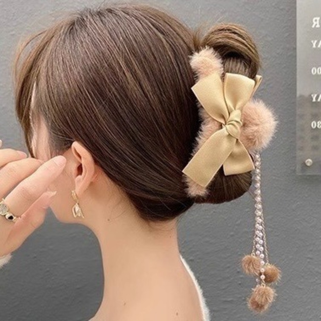 【残３】ふわふわ　ヘアクリップ　リボン　もこもこ　バレッタ　ベージュ　パール レディースのヘアアクセサリー(バレッタ/ヘアクリップ)の商品写真