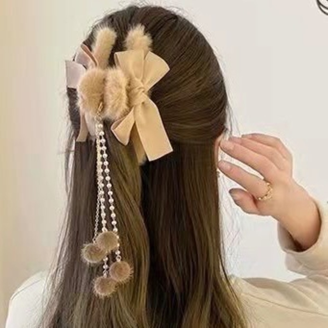 【残３】ふわふわ　ヘアクリップ　リボン　もこもこ　バレッタ　ベージュ　パール レディースのヘアアクセサリー(バレッタ/ヘアクリップ)の商品写真