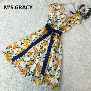 エムズグレイシー(M'S GRACY)のB246.美品●エムズグレイシー【ワンピース】リボン 花柄 総柄 光沢 フレア(ひざ丈ワンピース)