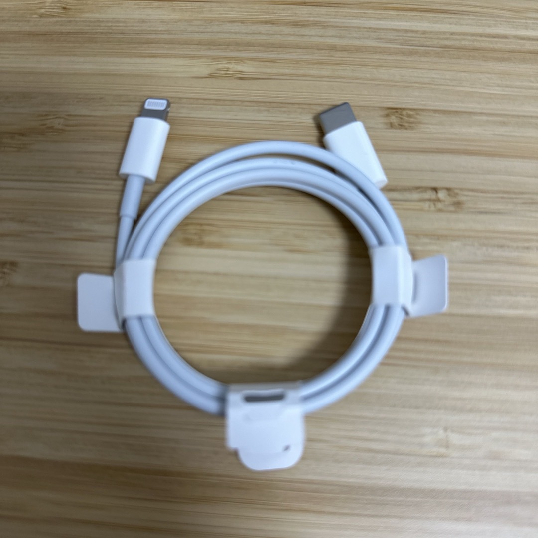 Apple(アップル)のアップル Apple Lightning - USB-Cケーブル 1m  スマホ/家電/カメラのスマホ/家電/カメラ その他(その他)の商品写真