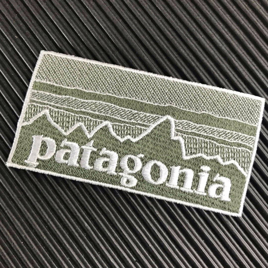 2A- PATAGONIA フィッツロイ カーキ モノクロ柄 アイロンワッペン メンズの帽子(その他)の商品写真