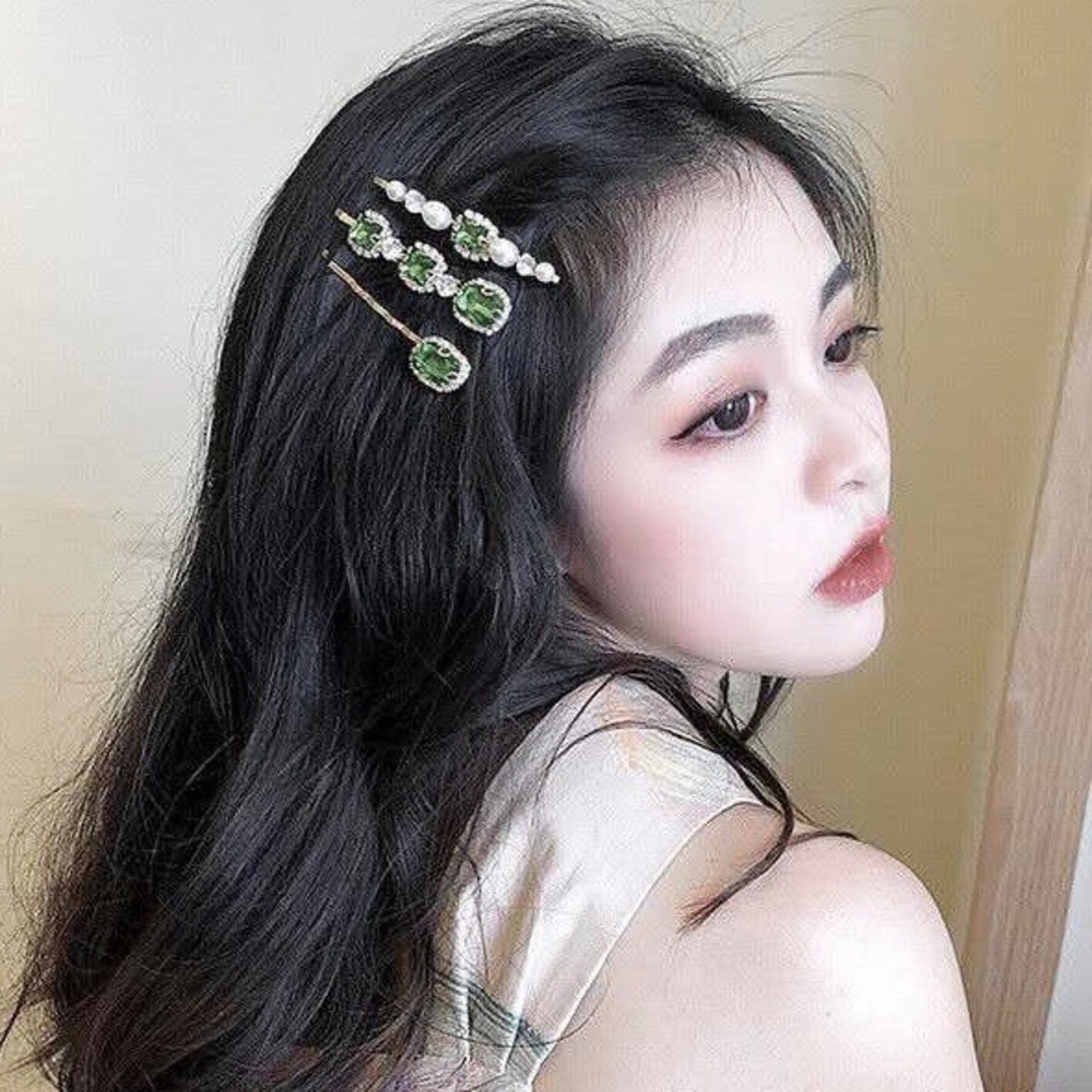 【残りわずか】キラキラ　緑　ヘアピン　ゴールド　韓国　パール　ヘアクリップ レディースのヘアアクセサリー(ヘアピン)の商品写真