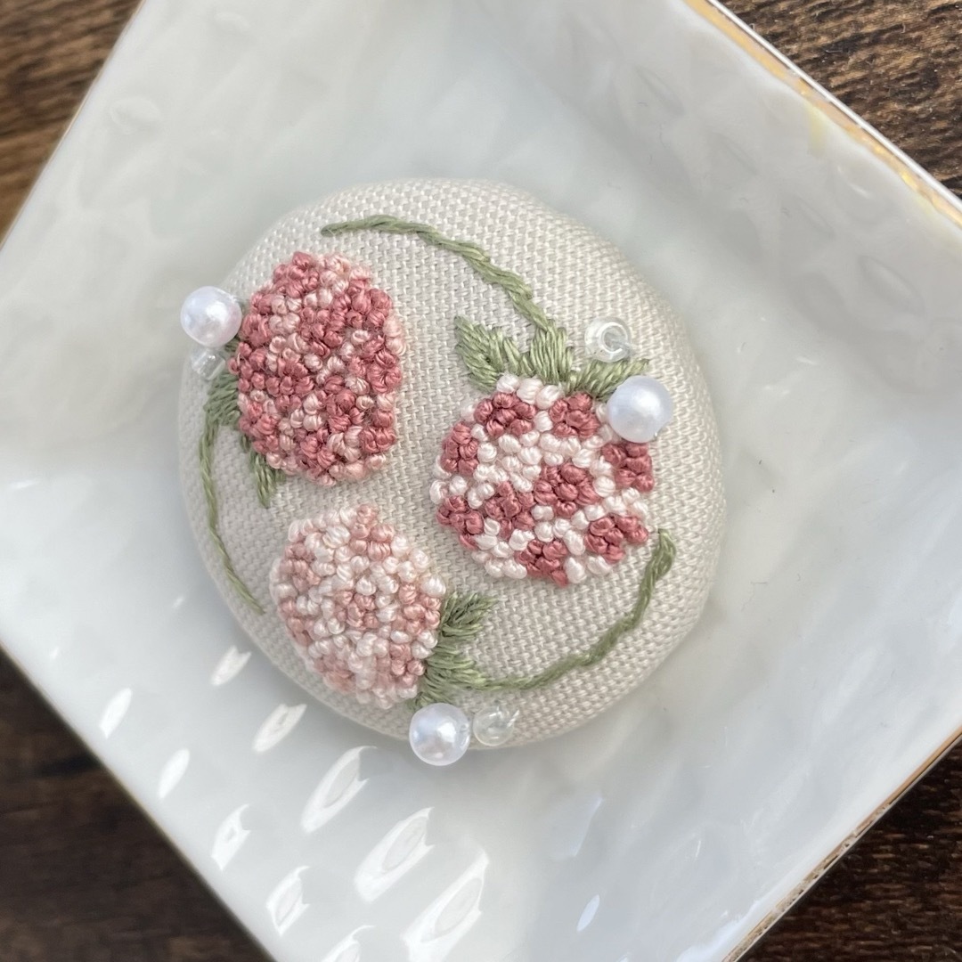 刺繍ブローチorヘアゴム✳︎あじさいのリースpink ハンドメイドのアクセサリー(コサージュ/ブローチ)の商品写真