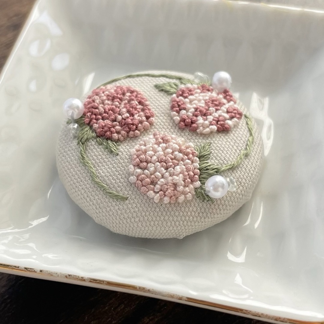 刺繍ブローチorヘアゴム✳︎あじさいのリースpink ハンドメイドのアクセサリー(コサージュ/ブローチ)の商品写真