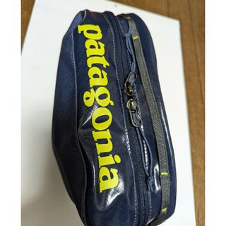 パタゴニア(patagonia)のパタゴニア Black Hole Cube Medium （美品）(ボディーバッグ)