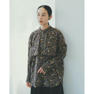 10【美品】KURASHI&Trips 大人のための柄ブラウス ブラウン系(シャツ/ブラウス(長袖/七分))