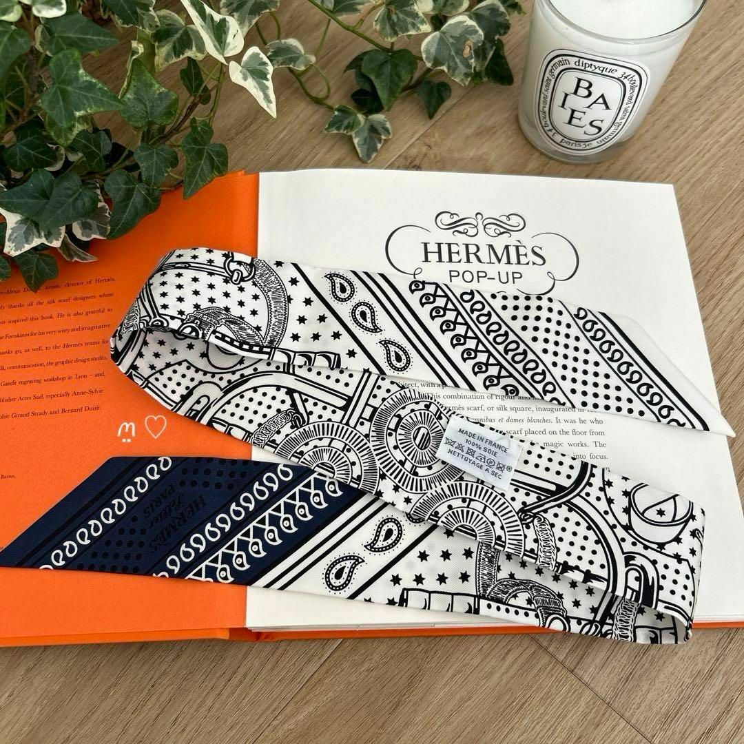 Hermes(エルメス)の新作　HERMESエルメス　ツイリー　エプロンドールバンダナ　シルクスカーフ レディースのファッション小物(バンダナ/スカーフ)の商品写真