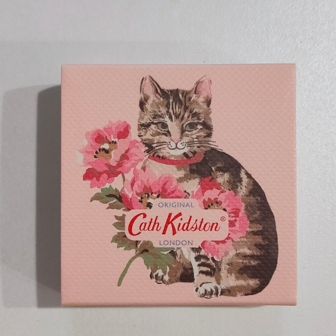 Cath Kidston(キャスキッドソン)の新品✨キャスキッドソン リップバーム キャット&フラワー 9ml コスメ/美容のスキンケア/基礎化粧品(リップケア/リップクリーム)の商品写真