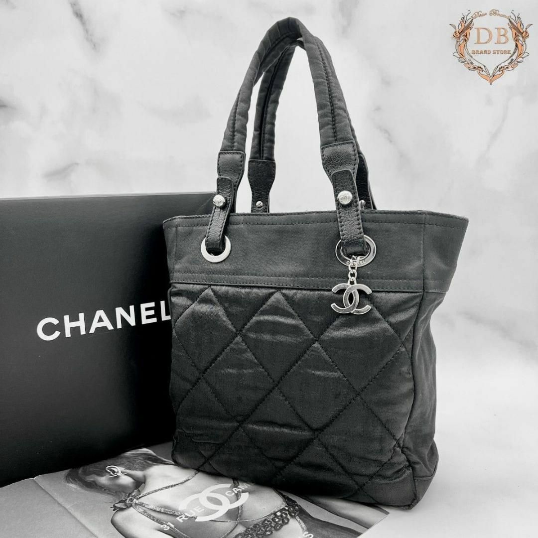 CHANEL(シャネル)のシャネル パリビアリッツ PM コーティングキャンバス ブラック ココチャーム レディースのバッグ(トートバッグ)の商品写真