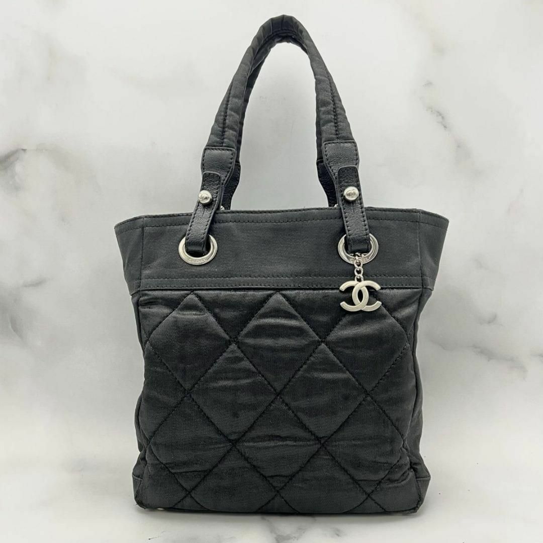 CHANEL(シャネル)のシャネル パリビアリッツ PM コーティングキャンバス ブラック ココチャーム レディースのバッグ(トートバッグ)の商品写真