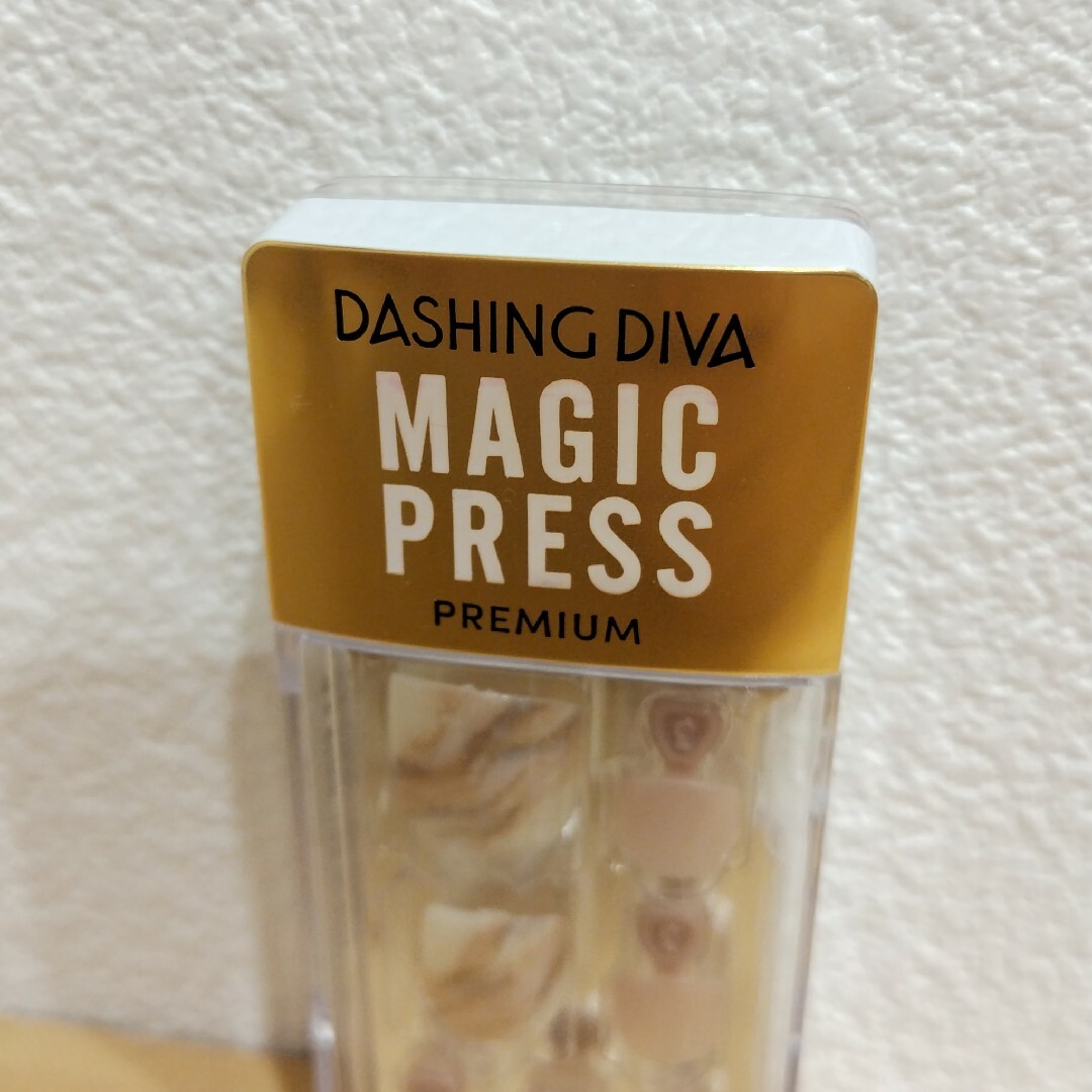 DASHING DIVA(ダッシングディバ)の【ダッシングディバ】ベージュ【マジックプレスプレミアム】 コスメ/美容のネイル(つけ爪/ネイルチップ)の商品写真