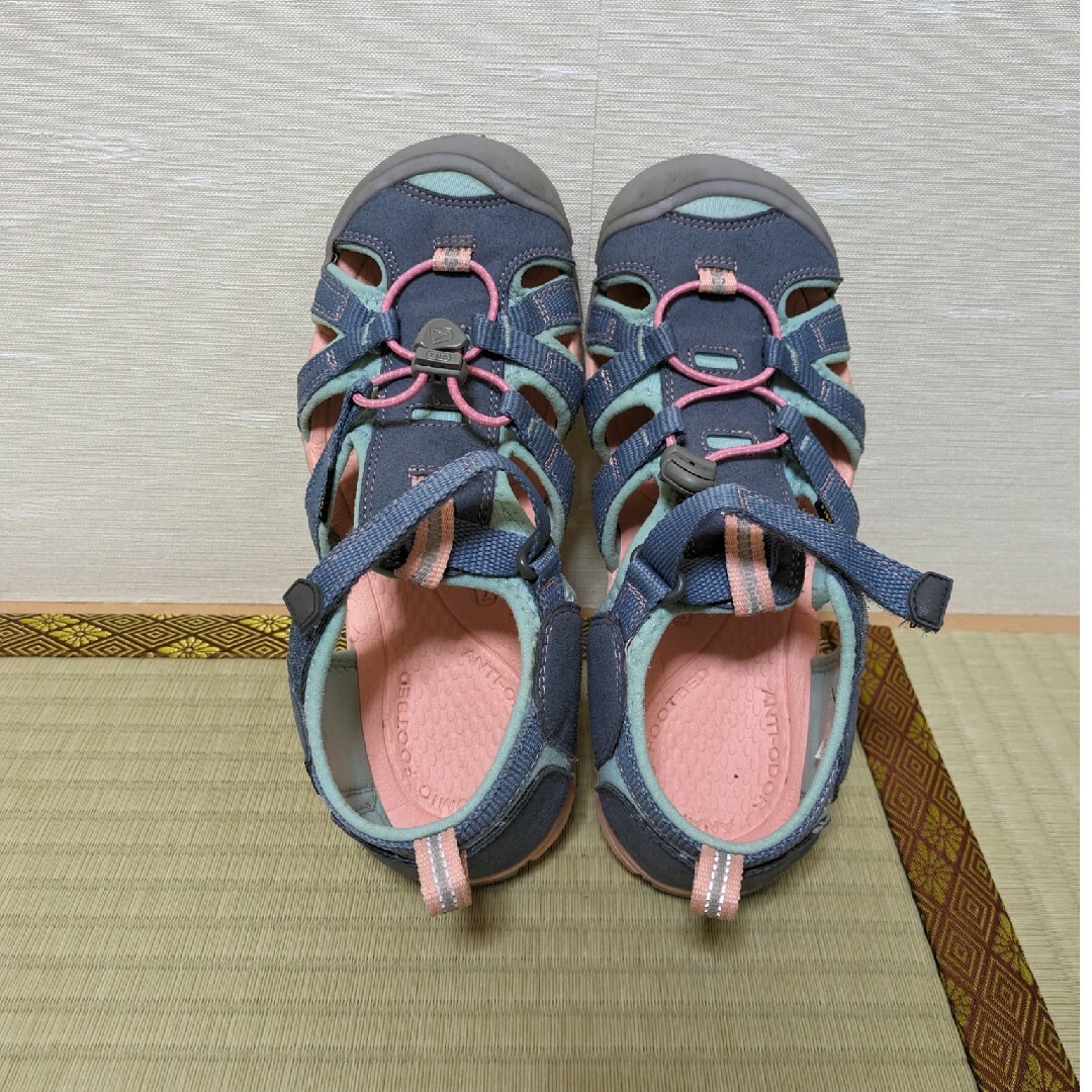 KEEN(キーン)の【最終値下】KEEN ジュニア用サンダル CONTOUR ARCH 23.5cm キッズ/ベビー/マタニティのキッズ靴/シューズ(15cm~)(サンダル)の商品写真