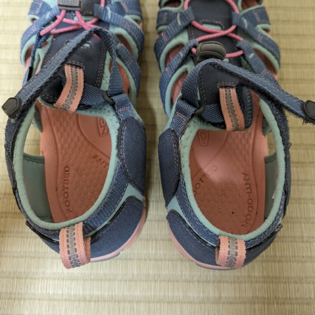 KEEN(キーン)の【最終値下】KEEN ジュニア用サンダル CONTOUR ARCH 23.5cm キッズ/ベビー/マタニティのキッズ靴/シューズ(15cm~)(サンダル)の商品写真