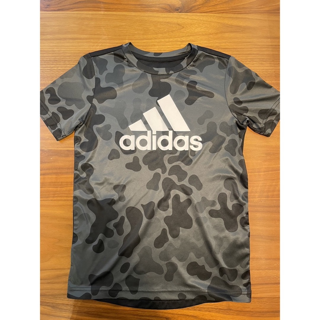 adidas Tシャツ  キッズ/ベビー/マタニティのキッズ服男の子用(90cm~)(Tシャツ/カットソー)の商品写真