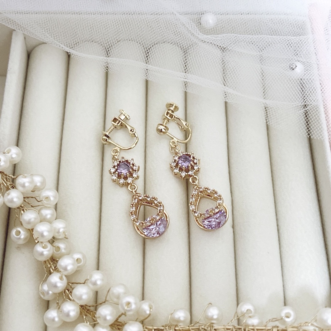 紫色　雫　ジルコニア♡耳飾り ハンドメイド　ネジバネイヤリング ハンドメイドのアクセサリー(イヤリング)の商品写真