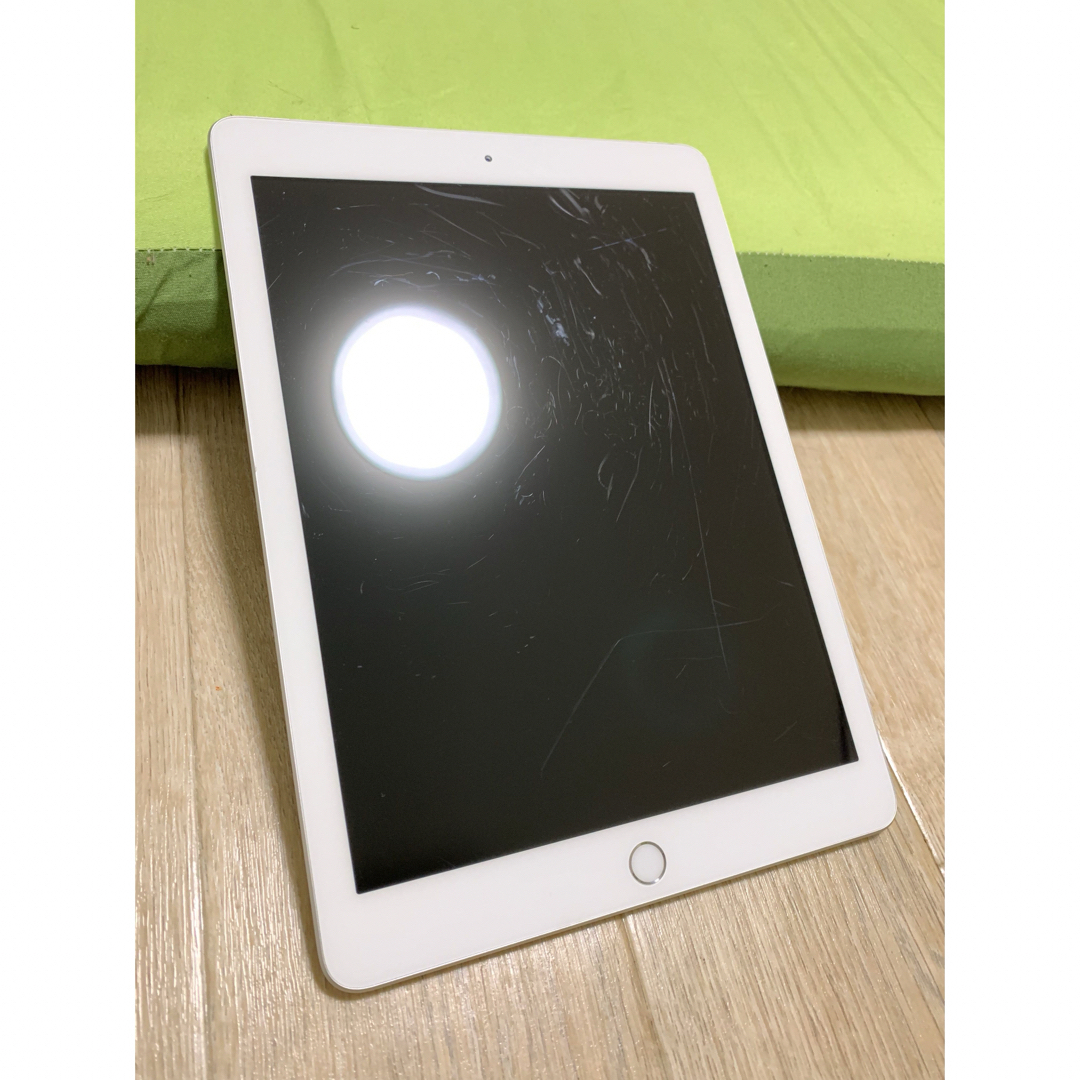iPad(アイパッド)のipad 9.7 2018 wifi＋セルラーモデル　32gb シルバー スマホ/家電/カメラのPC/タブレット(タブレット)の商品写真