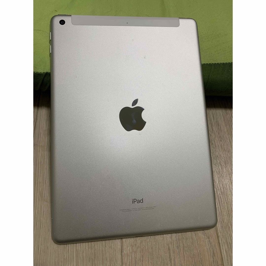 iPad(アイパッド)のipad 9.7 2018 wifi＋セルラーモデル　32gb シルバー スマホ/家電/カメラのPC/タブレット(タブレット)の商品写真