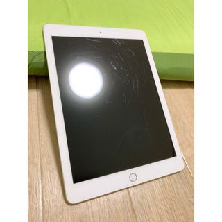 アイパッド(iPad)のipad 9.7 2018 wifi＋セルラーモデル　32gb シルバー(タブレット)