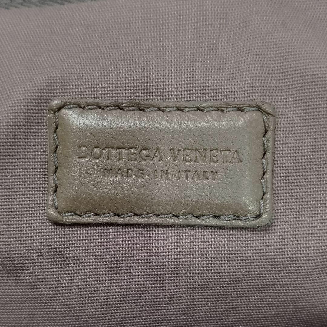Bottega Veneta(ボッテガヴェネタ)のボッテガヴェネタ イントレチャート レザー ポーチ ストラップ付 グレージュ レディースのファッション小物(ポーチ)の商品写真