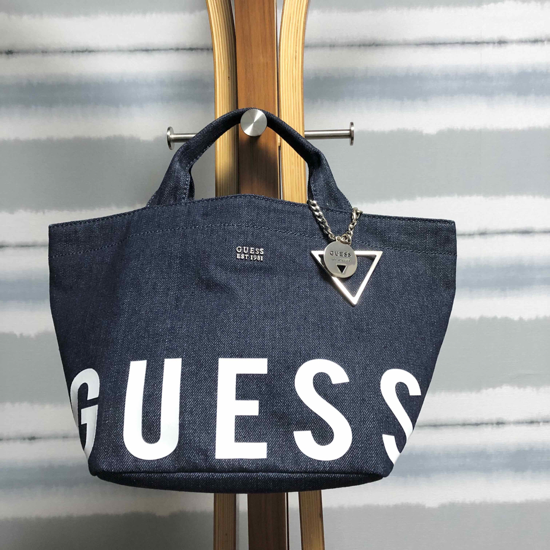 GUESS(ゲス)の【GUESS】"未使用品" ゲス　ハンドバッグ　デニム　シルバー金具　guess レディースのバッグ(ハンドバッグ)の商品写真