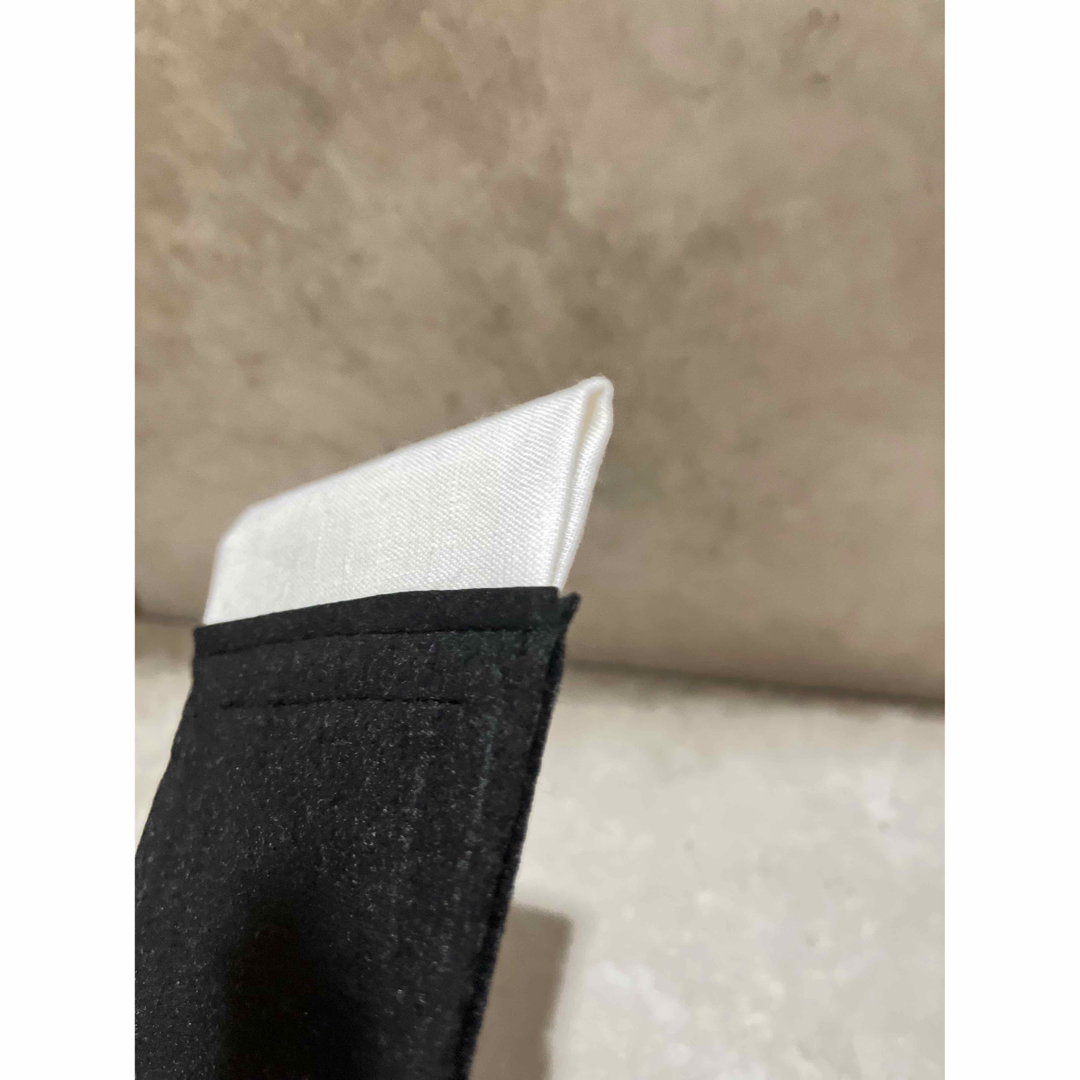 メンズポケットチーフ　フランス産リネン使用　右肩上がり　ホワイト メンズのファッション小物(ハンカチ/ポケットチーフ)の商品写真