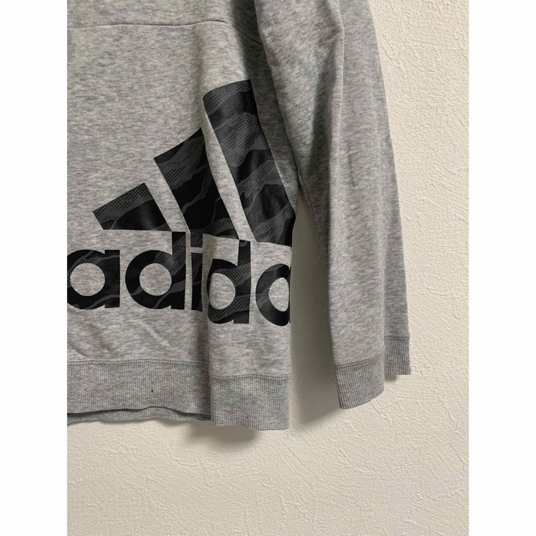 adidas(アディダス)のキッズ　トレーナー　グレー　adidas 130 男の子 キッズ/ベビー/マタニティのキッズ服男の子用(90cm~)(Tシャツ/カットソー)の商品写真