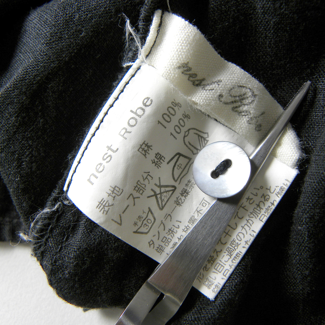 nest Robe(ネストローブ)のネストローブ ナチュラルな風合い バックギャザーリネンブラウス ブラック 日本製 レディースのトップス(シャツ/ブラウス(長袖/七分))の商品写真