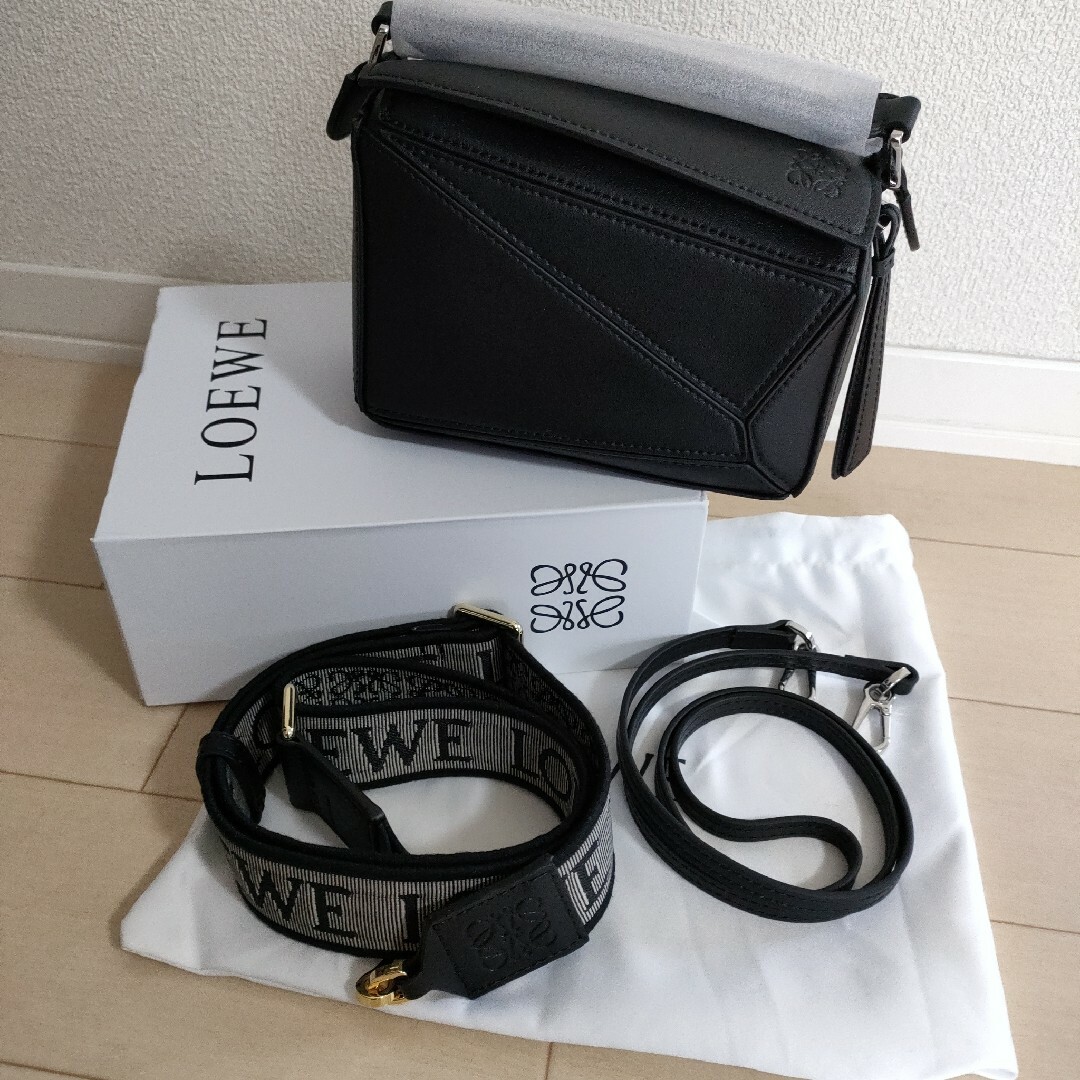 LOEWE(ロエベ)のパズルバッグ　新品未使用　ブラック　LOEWE　アナグラムベルト レディースのバッグ(ショルダーバッグ)の商品写真