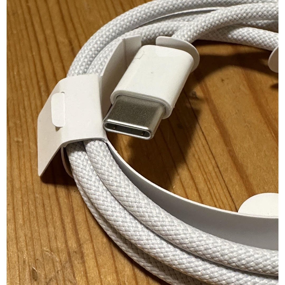 Apple(アップル)のApple 純正 編み込み式 USB Type C-C ケーブル② スマホ/家電/カメラのスマートフォン/携帯電話(バッテリー/充電器)の商品写真