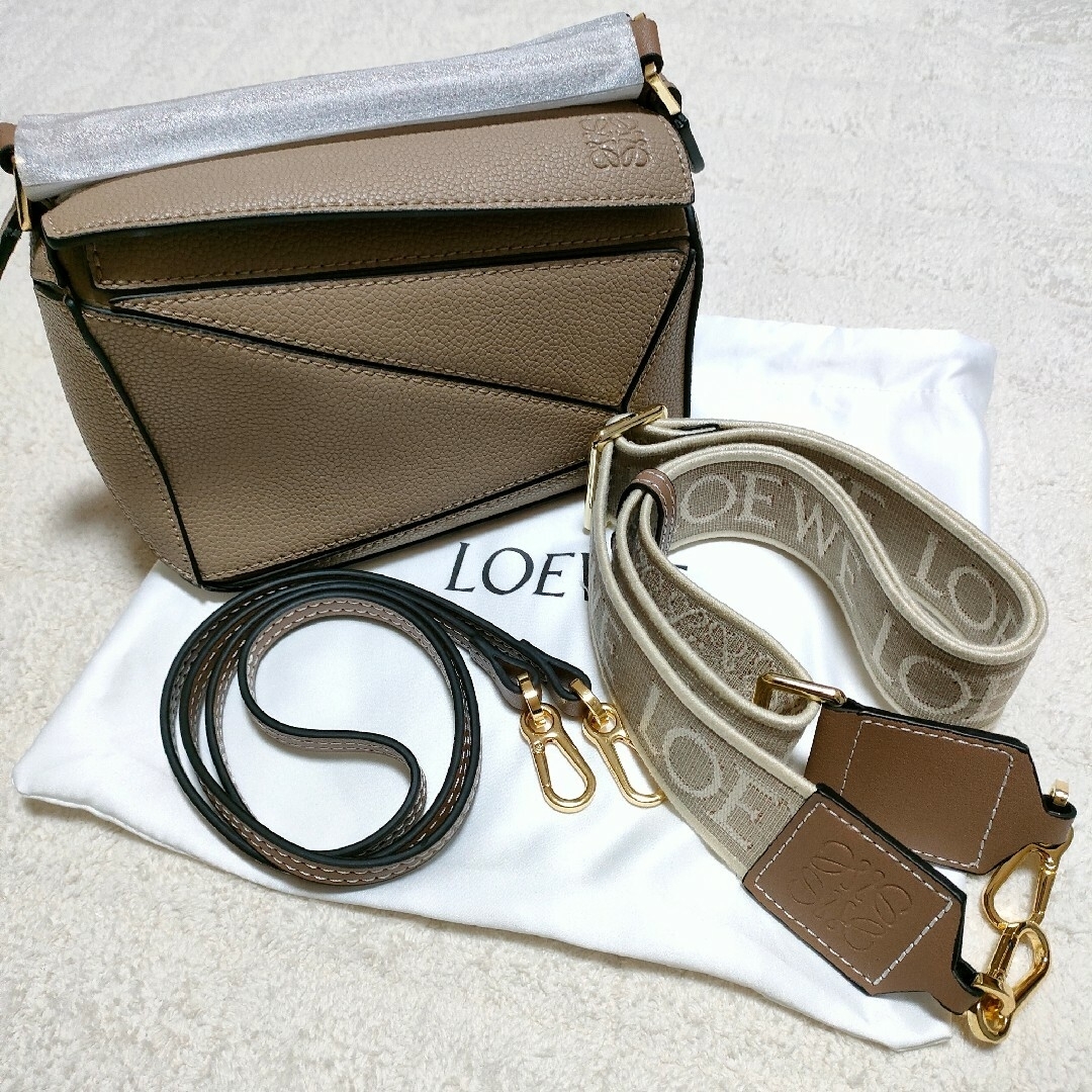 LOEWE(ロエベ)のパズルバッグ　アナグラムベルト　ロエベ　LOEWE レディースのバッグ(ショルダーバッグ)の商品写真