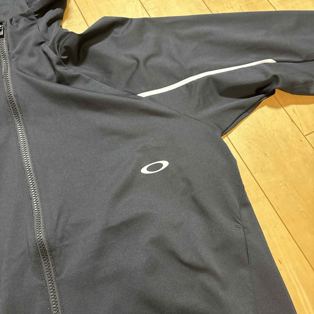Oakley(オークリー)の新品　オークリー　ウインドブレーカー　ブラック　Ｌ　メンズ メンズのジャケット/アウター(マウンテンパーカー)の商品写真