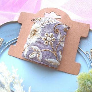 ラベンダーパープルの花模様インド刺繍リボンの四角いポニーフック(ヘアアクセサリー)