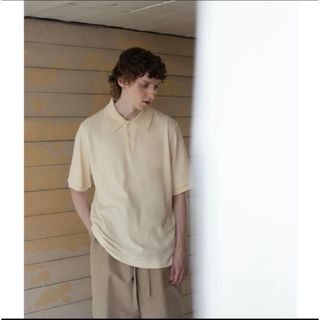 コモリ(COMOLI)のAUBETT ハイツイストszガーゼスムースポロシャツ -cream- 22ss(ポロシャツ)