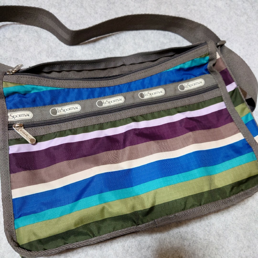 LeSportsac(レスポートサック)のlesportsac レスポートサック deluxe everyday bag レディースのバッグ(ショルダーバッグ)の商品写真