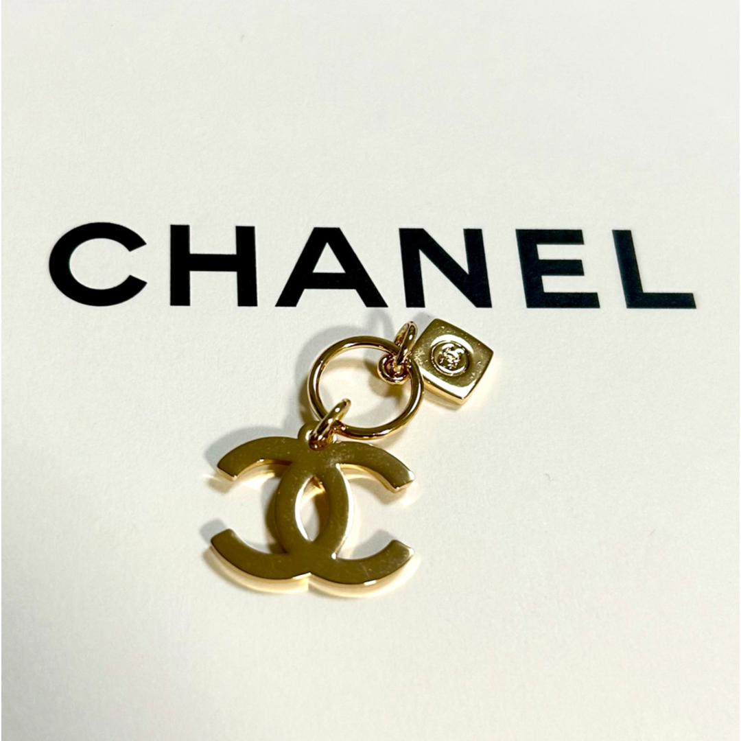 CHANEL(シャネル)のCHANEL　ホリデー限定  CCロゴ　チャーム  ノベリティー レディースのアクセサリー(チャーム)の商品写真