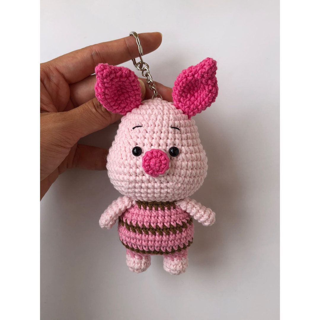 編みぐるみ　豚さん　キーホルダー　バッグチャーム　編み物　 レディースのファッション小物(キーホルダー)の商品写真