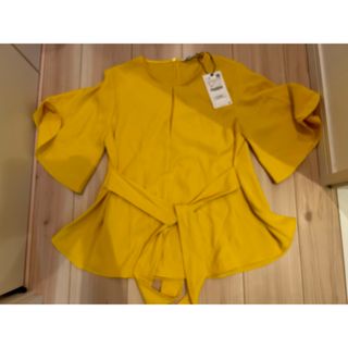 ザラ(ZARA)の新品！ZARA フレアトップス　イエロー(その他)