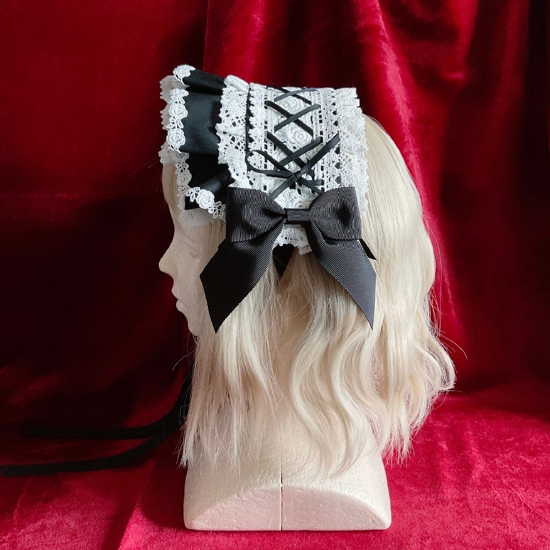 編み上げハーフボンネット風ヘッドドレス 黒×オフ白 ハンドメイドのアクセサリー(ヘアアクセサリー)の商品写真