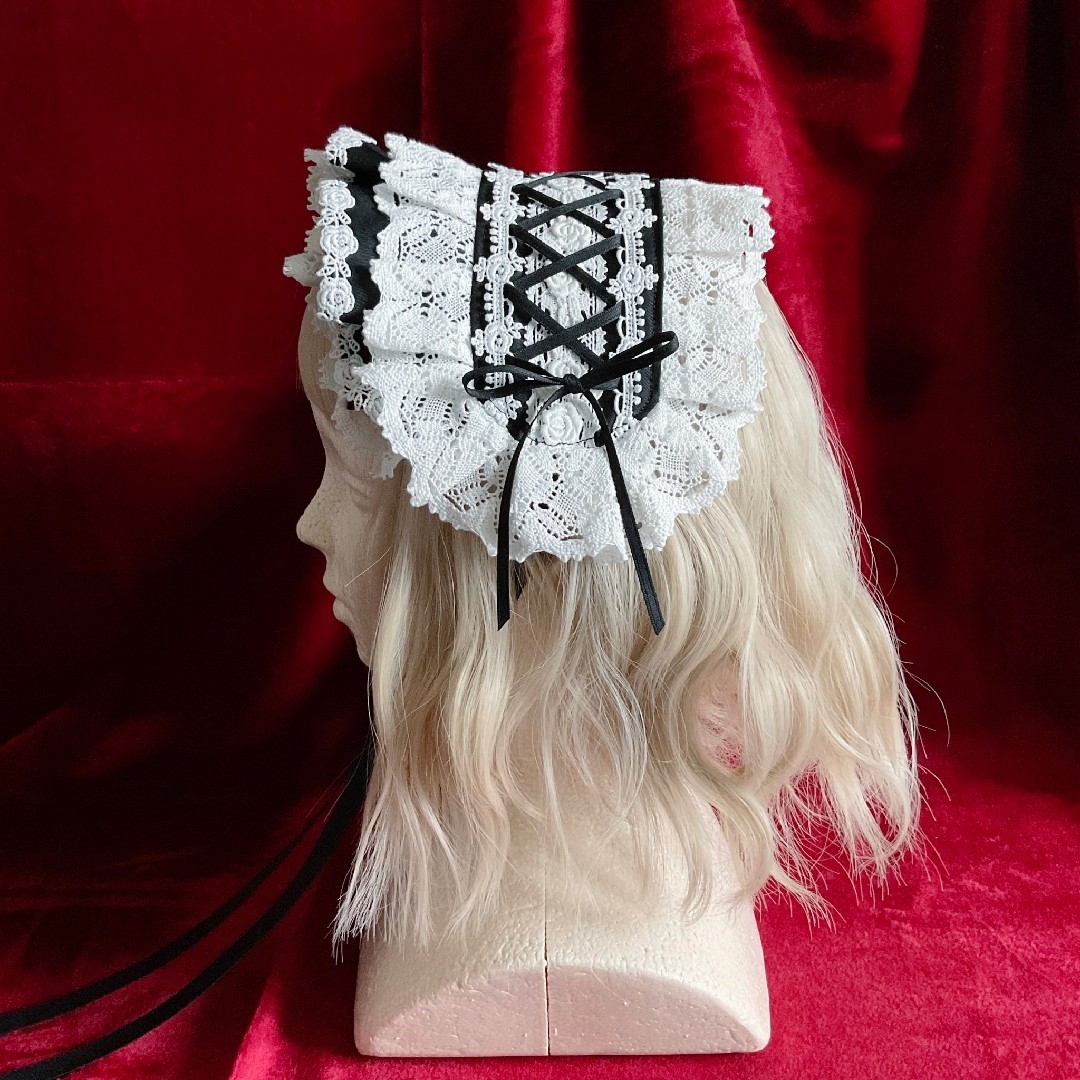 バラレースと編み上げのハーフボンネット風ヘッドドレス 黒×オフ白 ハンドメイドのアクセサリー(ヘアアクセサリー)の商品写真