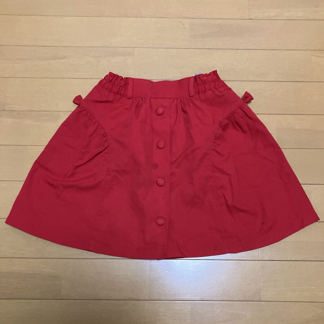 スカート　レッド　リボン小　120 キッズ/ベビー/マタニティのキッズ服女の子用(90cm~)(スカート)の商品写真