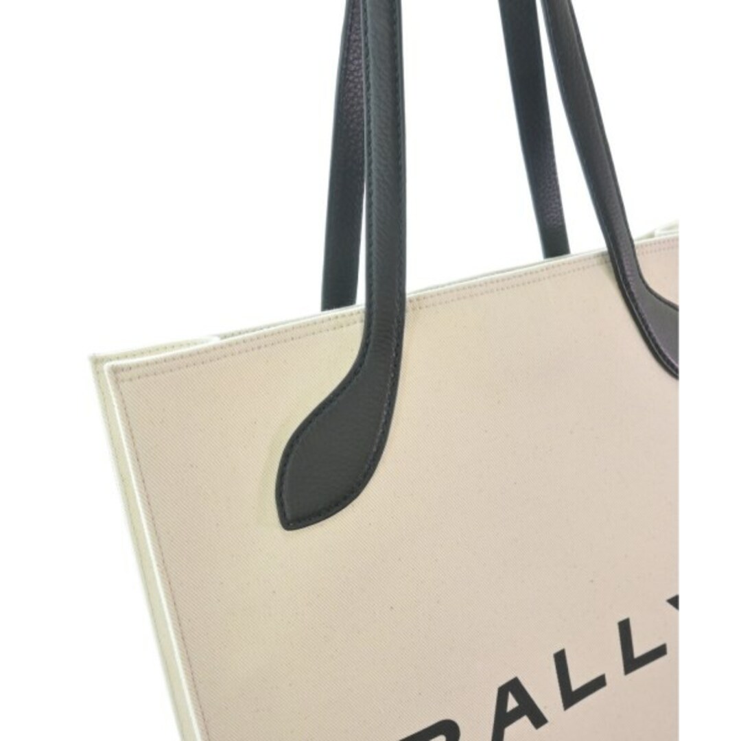 Bally(バリー)のBALLY バリー ショルダーバッグ - 白x黒 【古着】【中古】 レディースのバッグ(ショルダーバッグ)の商品写真