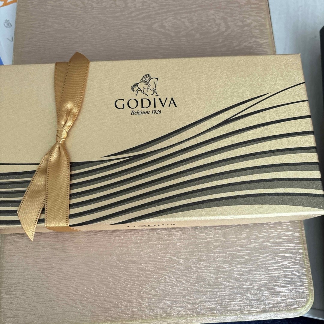 GODIVA(ゴディバ)のGODIVAハートオブゴールドコレクション8粒 食品/飲料/酒の食品(菓子/デザート)の商品写真