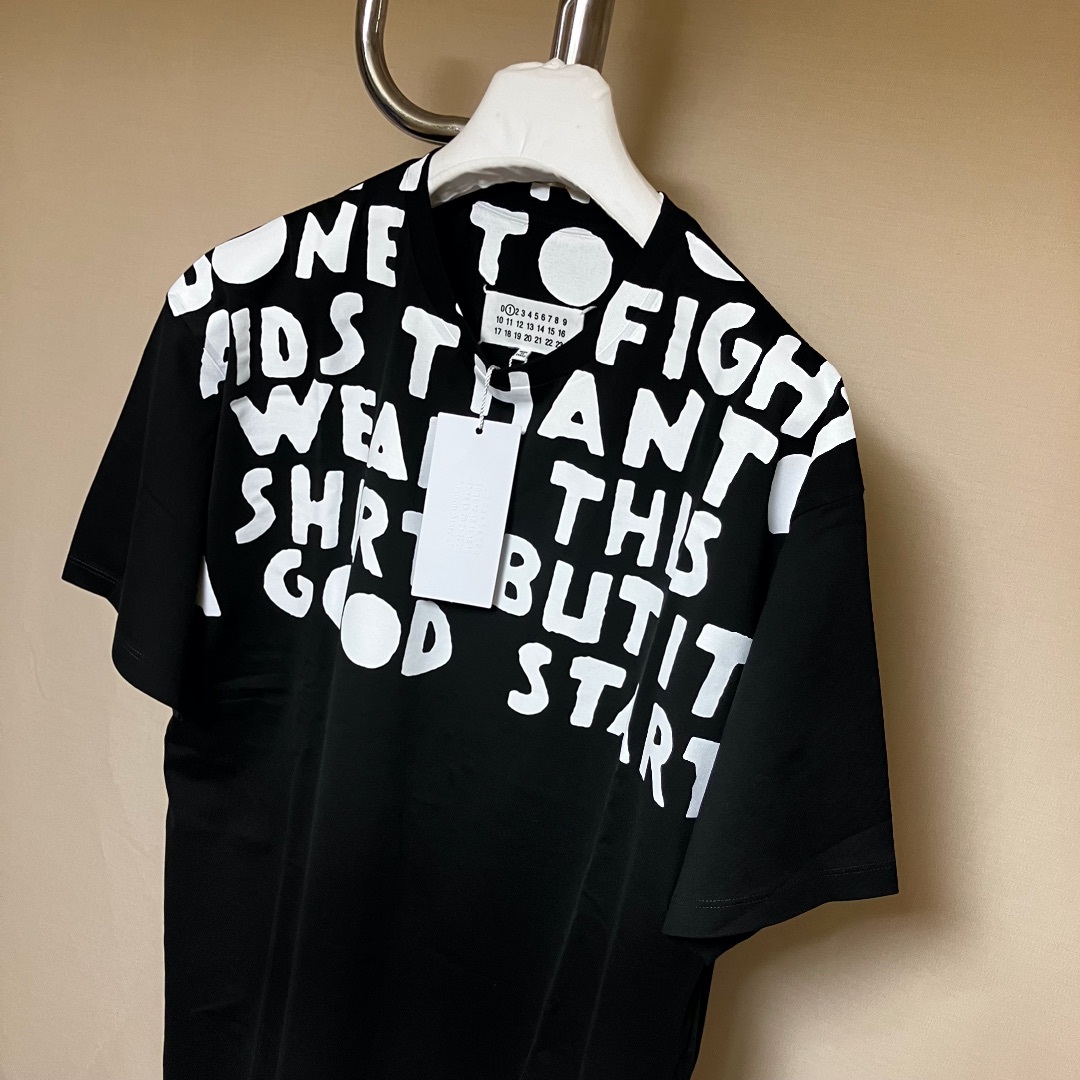 Maison Martin Margiela(マルタンマルジェラ)の新品 S マルジェラ 21ss エイズ Tシャツ カットソー 黒白 5449 メンズのトップス(Tシャツ/カットソー(半袖/袖なし))の商品写真