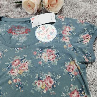 ユニクロ(UNIQLO)の新品　キャス・キッドソン　ユニクロ　コラボTシャツ　Lサイズ　花柄(Tシャツ(半袖/袖なし))