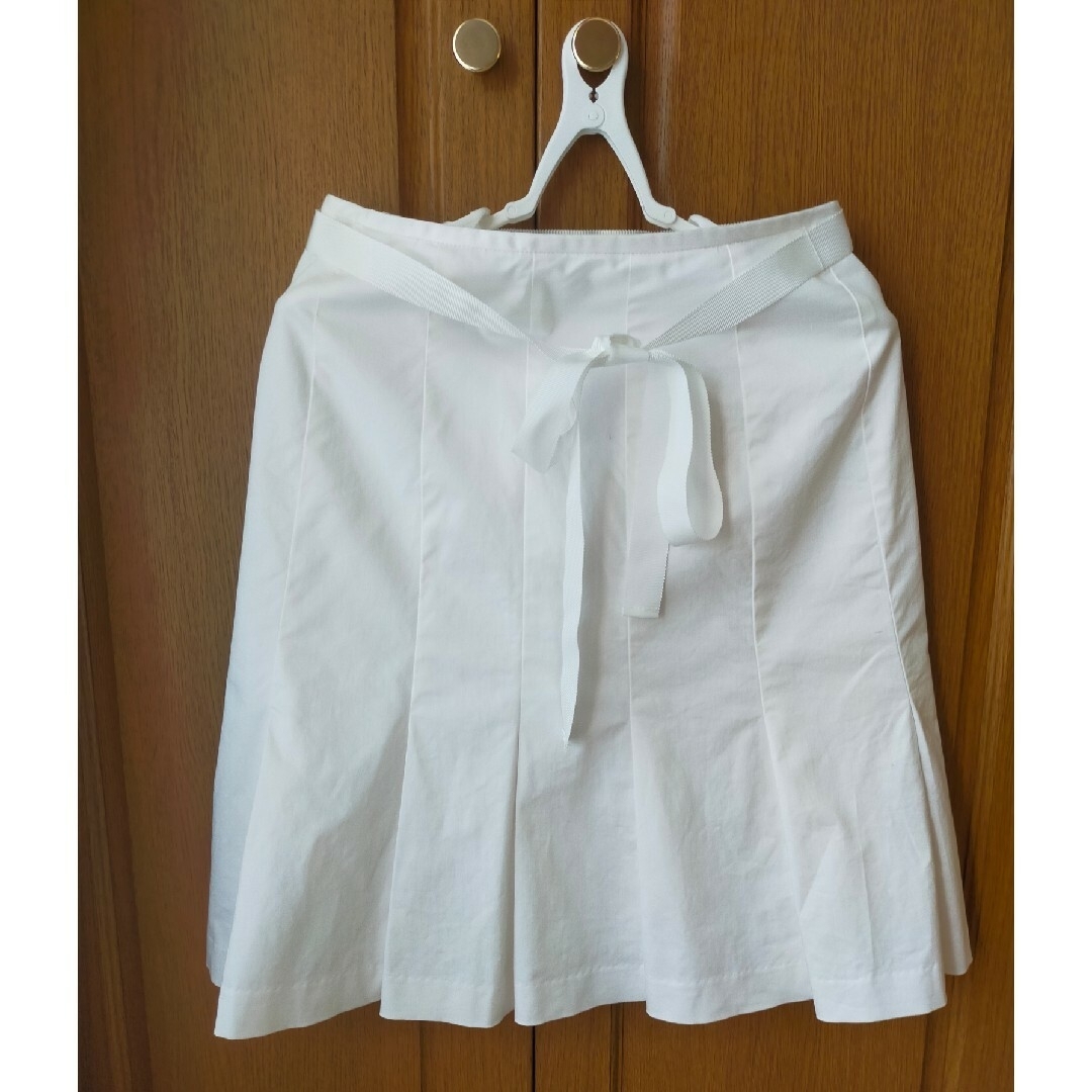 ホワイト　フレアースカート レディースのスカート(ひざ丈スカート)の商品写真