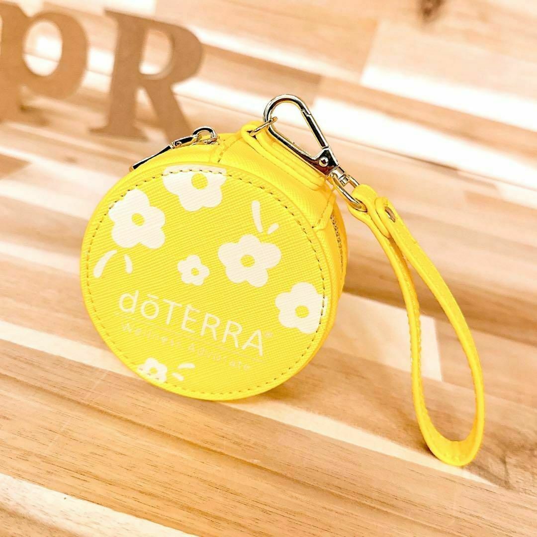 doTERRA(ドテラ)のレア/稀少【ドテラ】doTERRA 花柄 アロマ ケース ポーチ 黄×グレー レディースのファッション小物(ポーチ)の商品写真