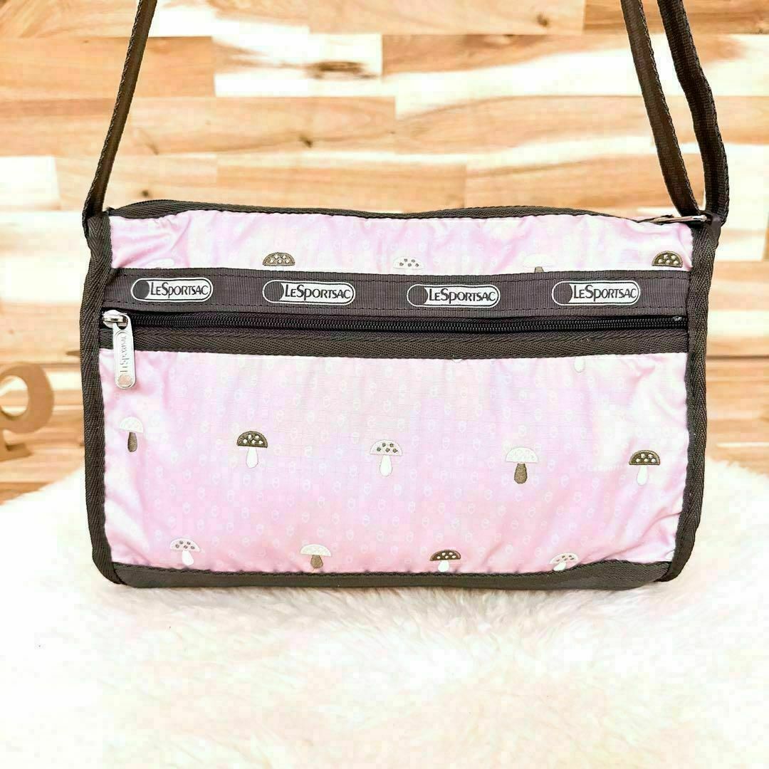 LeSportsac(レスポートサック)の【レスポートサック】きのこ 刺繍 ボタンズ ショルダーバッグ ピンク×グレージュ レディースのバッグ(ショルダーバッグ)の商品写真